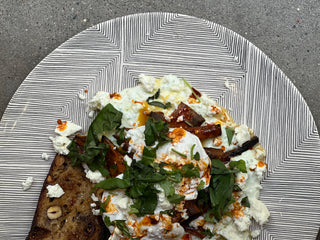 Pain toasté à l'ail, oeuf poché & patates douces rôties sauce tzatziki